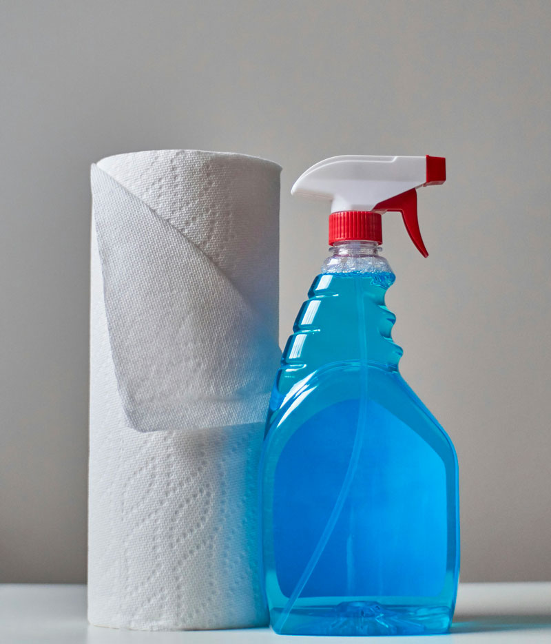 Nettoygae de la vitre avec Produit vitre et essui-tout