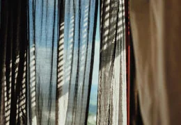 Film vitre ou rideau ? Le comparatif pour faire le bon choix